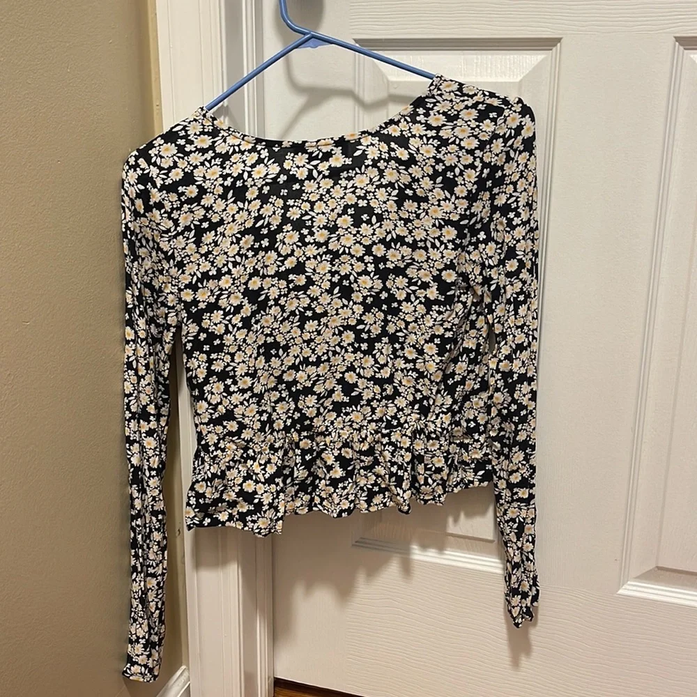 Hollister Flower Top - Picture 2 of 2